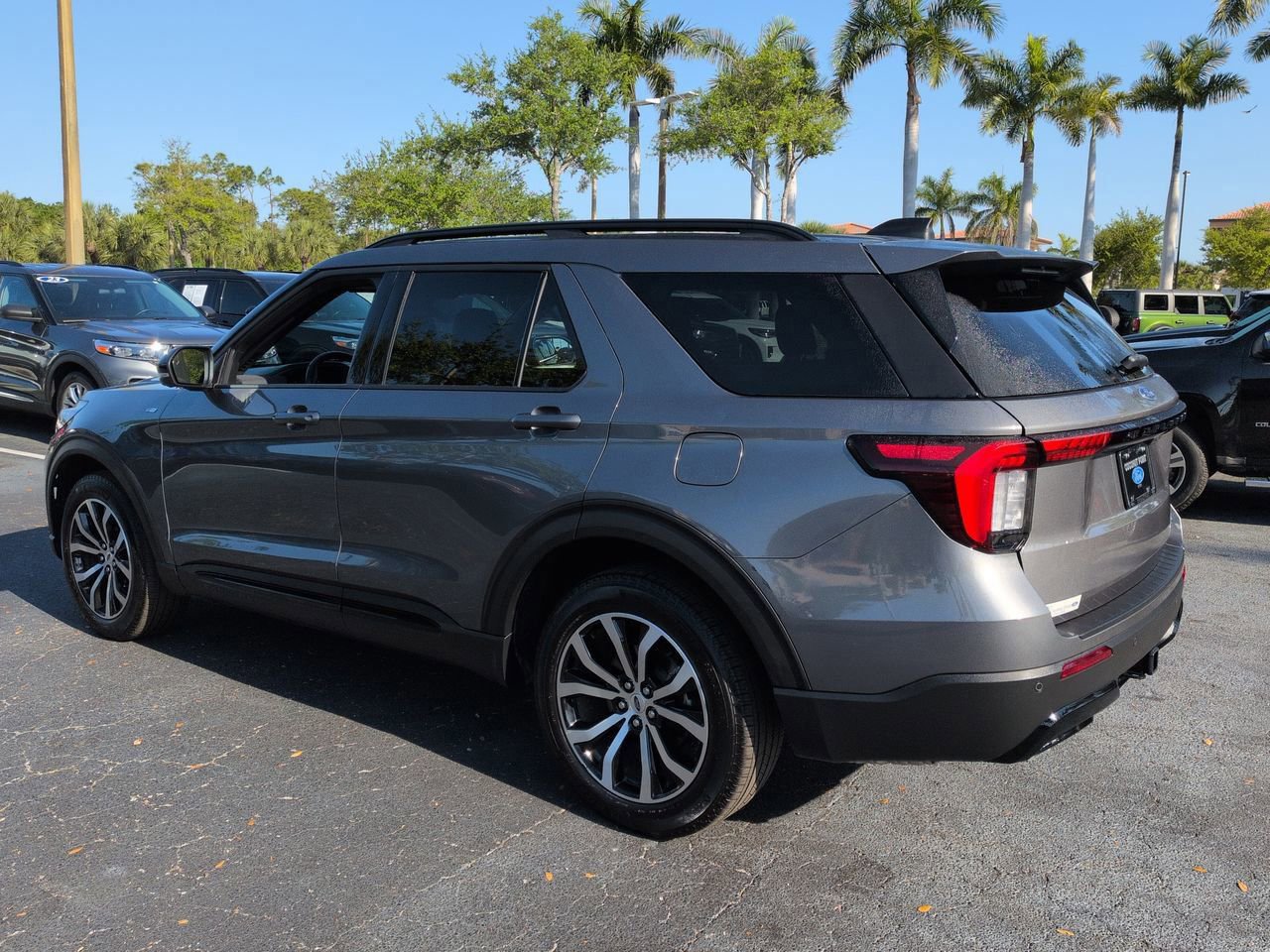 Certified 2025 Ford Explorer ST-Line AWD/4WD image 3
