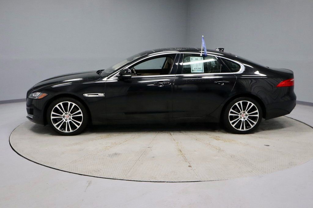Used 2020 Jaguar XF Prestige image 2