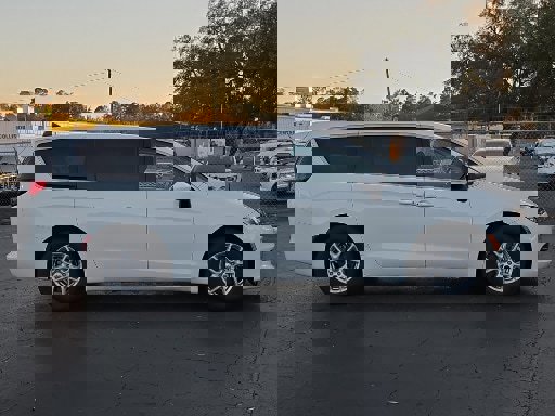 Used 2023 Chrysler Voyager LX image 6