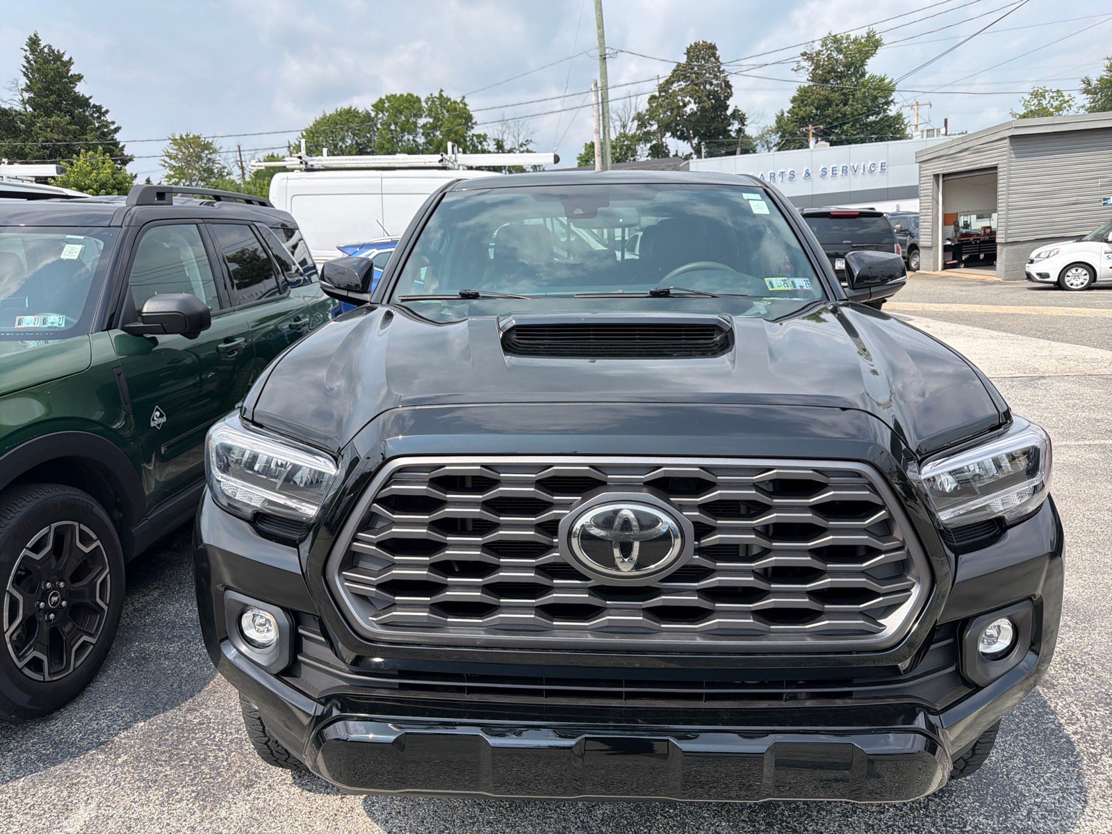Used 2020 Toyota Tacoma TRD Sport w/ TRD Premium Sport Package AWD/4WD image 2