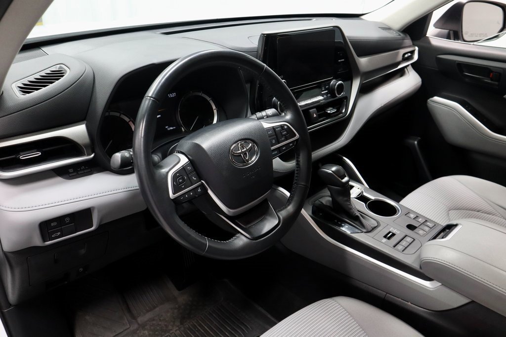 Used 2023 Toyota Highlander LE image 25