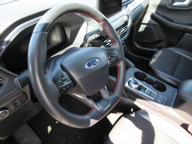 Certified 2025 Ford Escape ST-Line Select AWD/4WD image 18