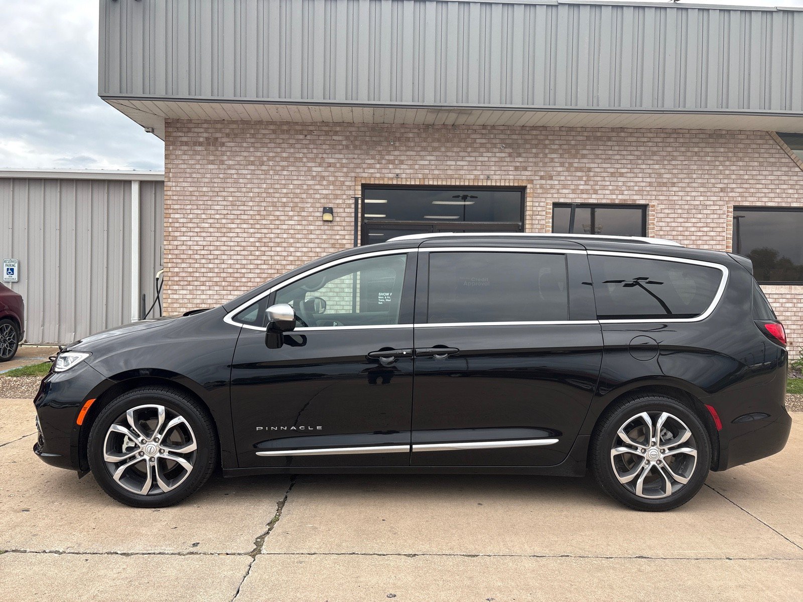 Used 2026 Chrysler Pacifica Pinnacle FWD image 2