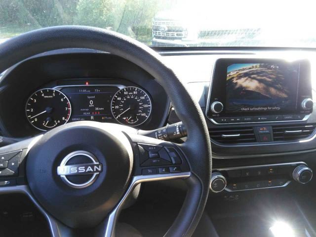 Used 2024 Nissan Altima 2.5 SV FWD image 3