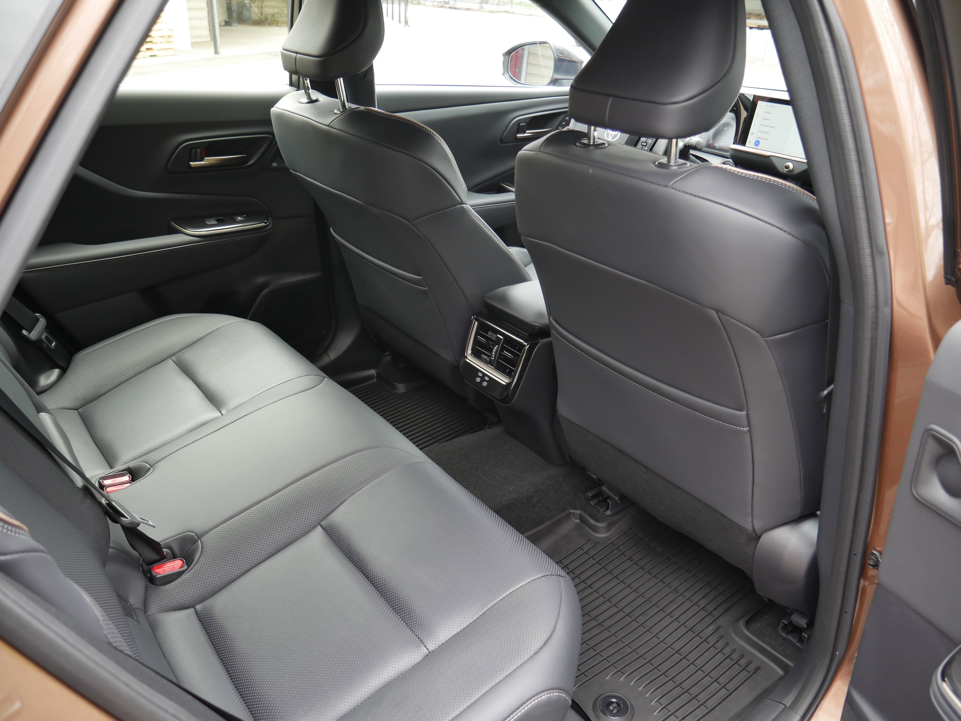 Used 2025 Toyota Crown Signia w/ Advanced Technology Package image 34