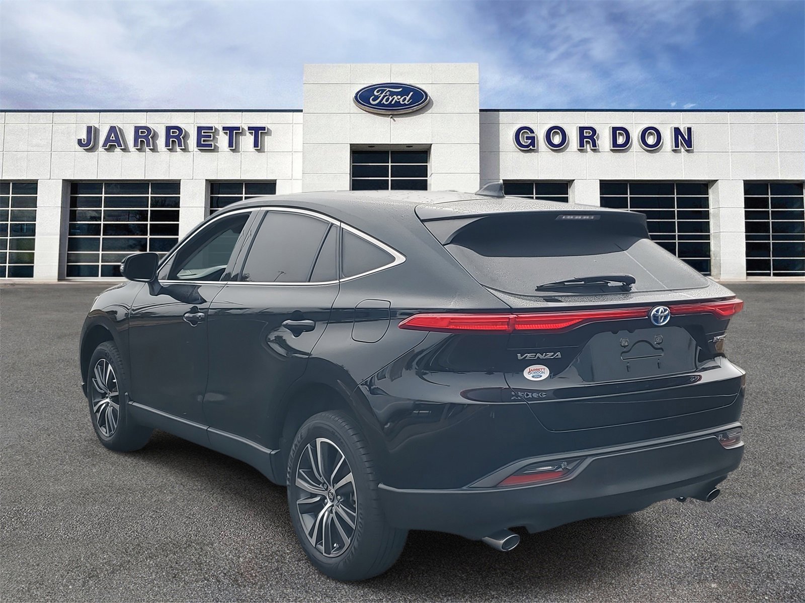 Used 2022 Toyota Venza LE image 2