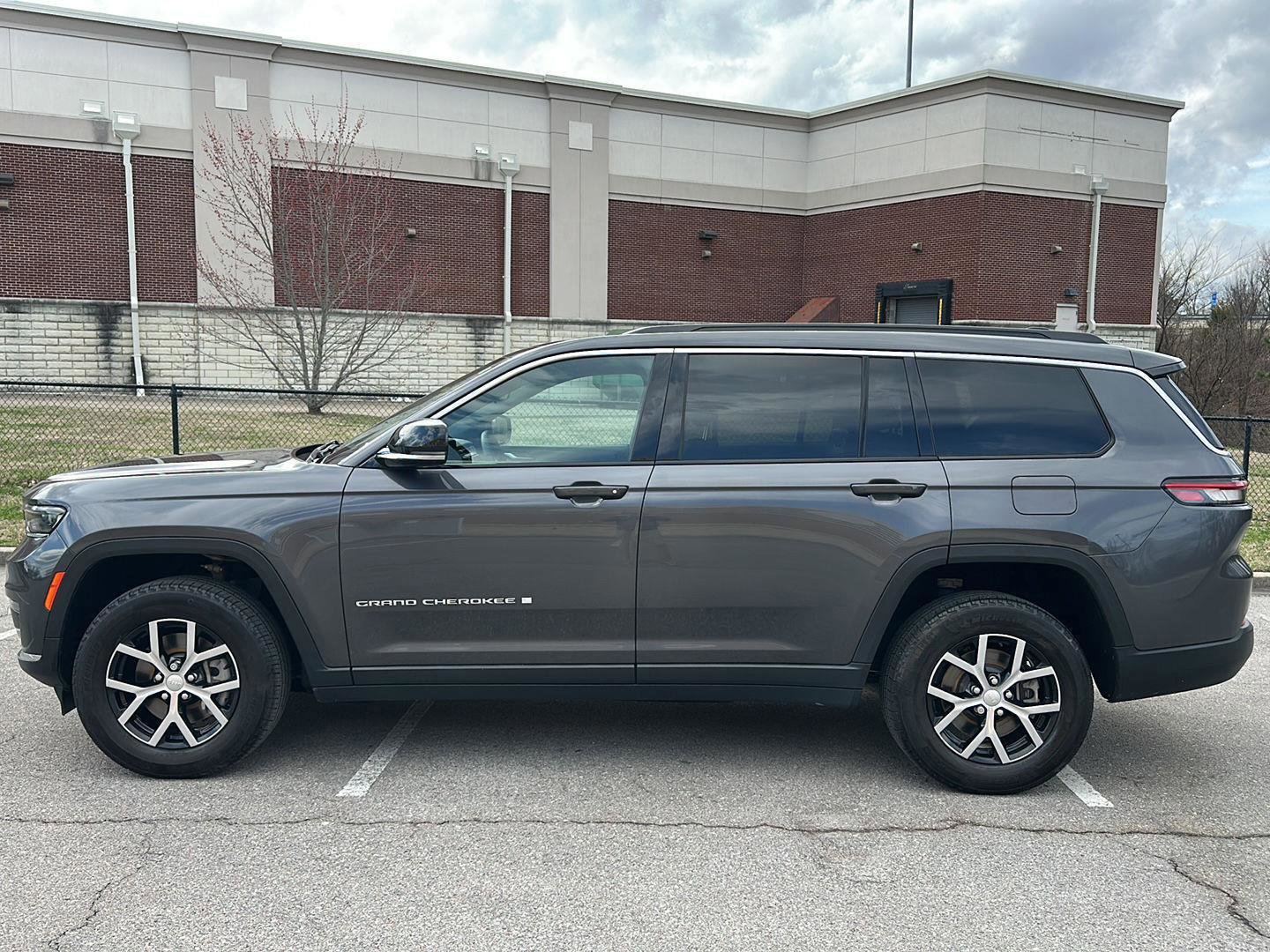 Used 2024 Jeep Grand Cherokee L Limited image 2