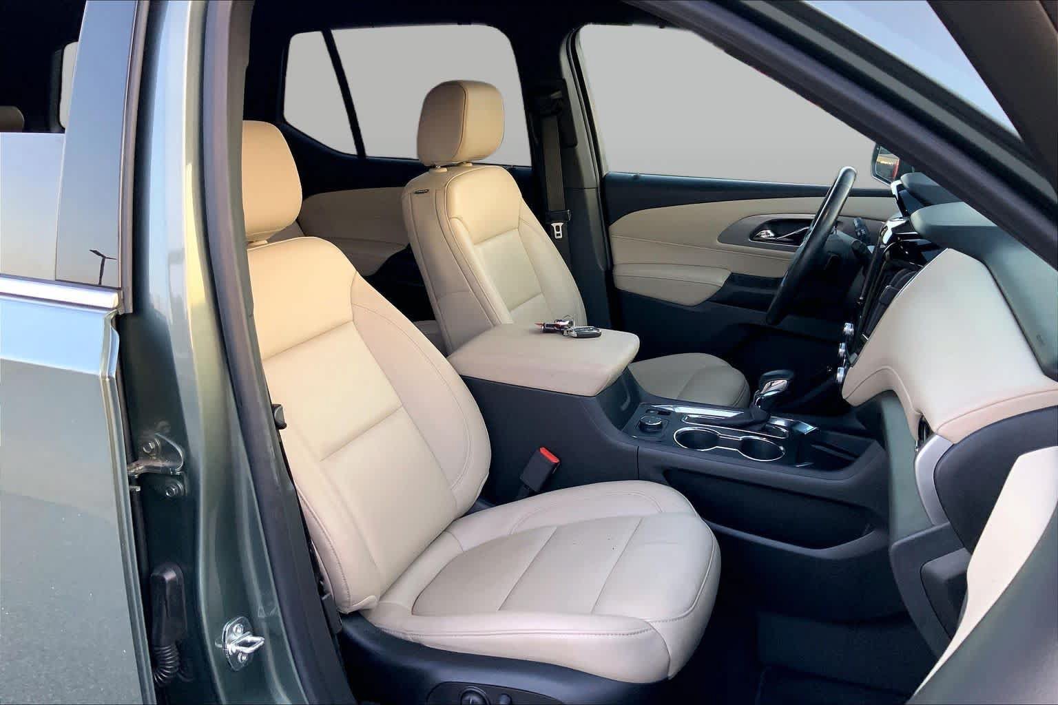 Used 2023 Chevrolet Traverse LT w/ LT Premium Package FWD image 9