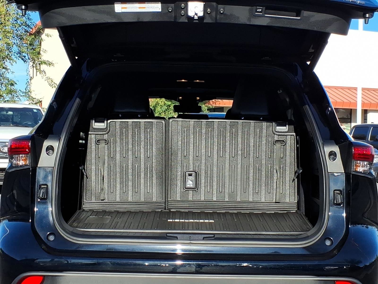 Used 2023 Toyota Highlander XSE image 9