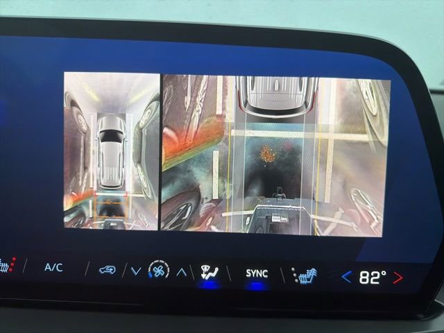 Used 2025 Chevrolet Traverse LT w/ Driver Confidence Package image 29