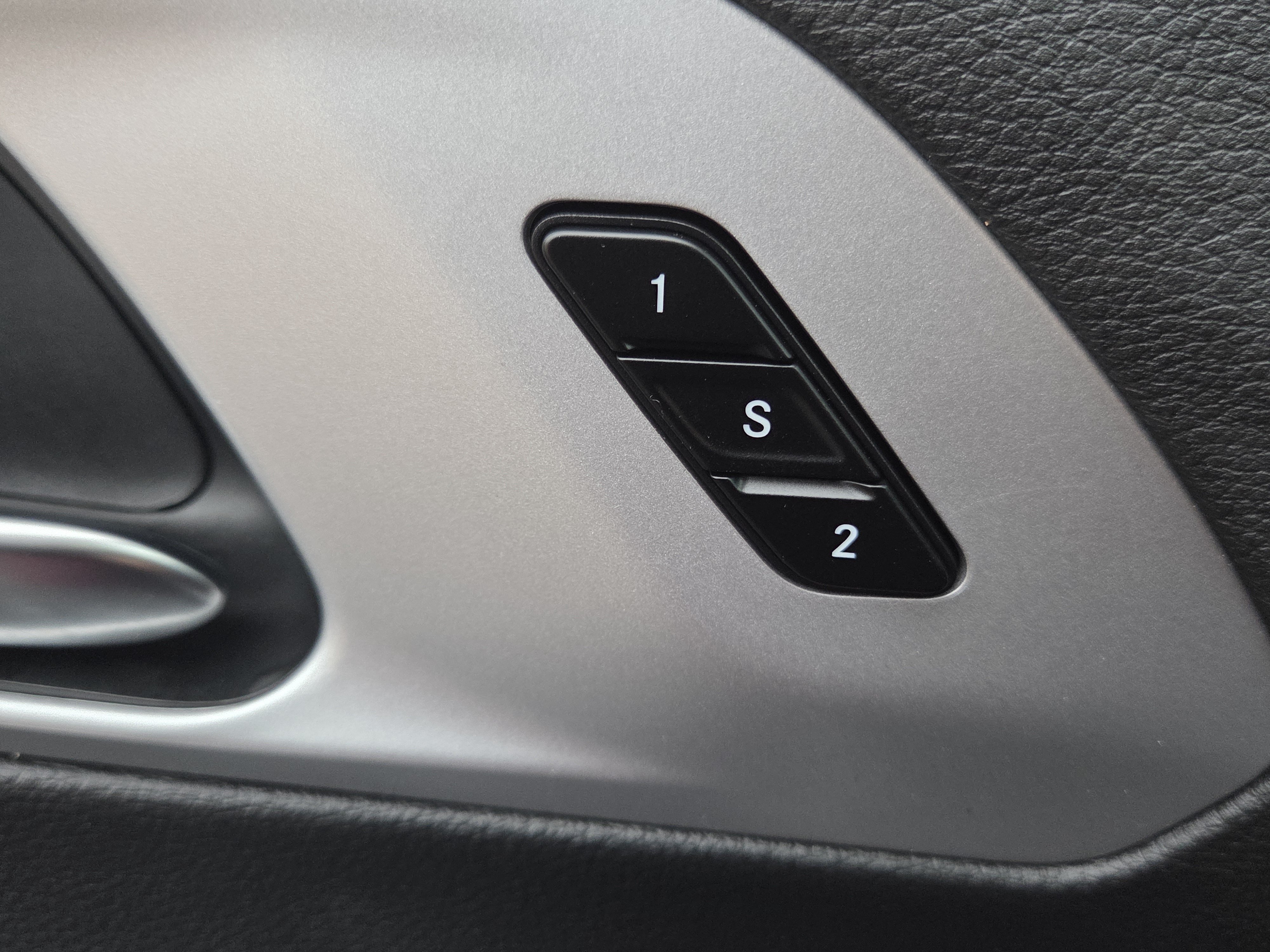 Used 2025 Chrysler Pacifica Limited FWD image 26