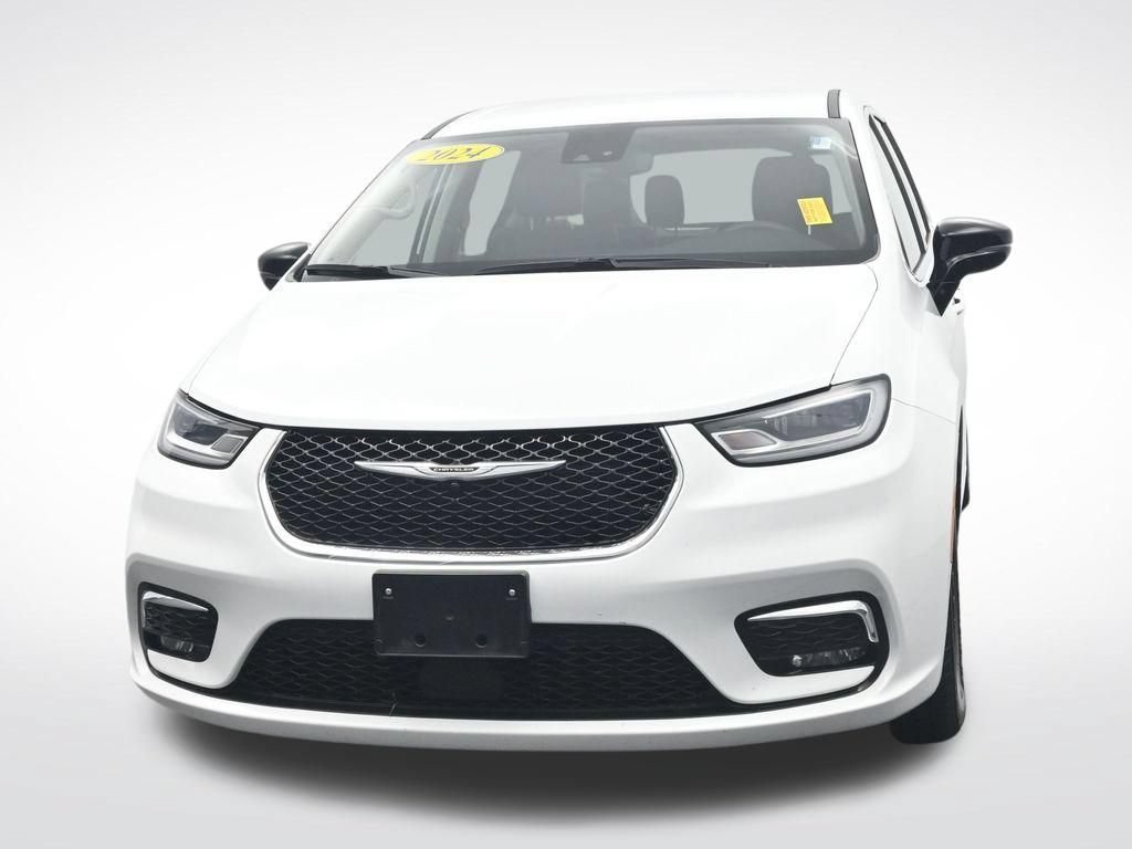 Used 2024 Chrysler Pacifica Touring-L FWD image 2