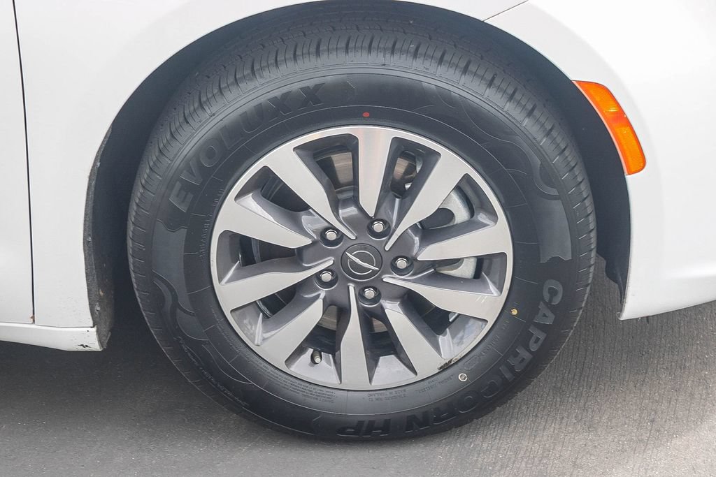 Used 2023 Chrysler Pacifica Touring-L FWD image 10