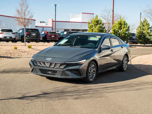 Used 2024 Hyundai Elantra Blue image 2