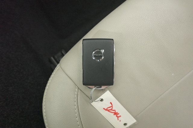 Used 2022 Volvo XC40 T5 Momentum image 32