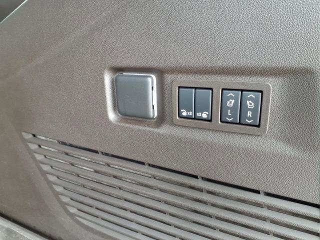 Used 2024 GMC Yukon XL SLT w/ SLT Premium Package image 10