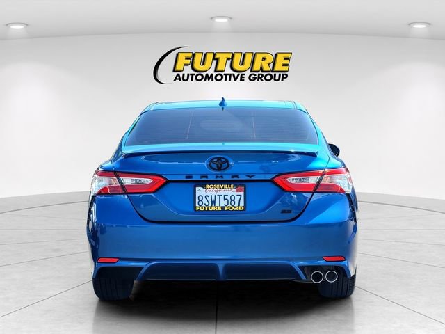 Used 2020 Toyota Camry SE w/ Blackout Package image 5
