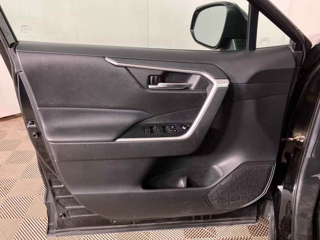 Used 2021 Toyota RAV4 XLE Premium image 21