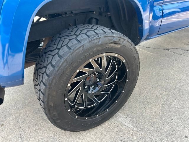 Used 2018 Toyota Tacoma TRD Sport AWD/4WD image 12