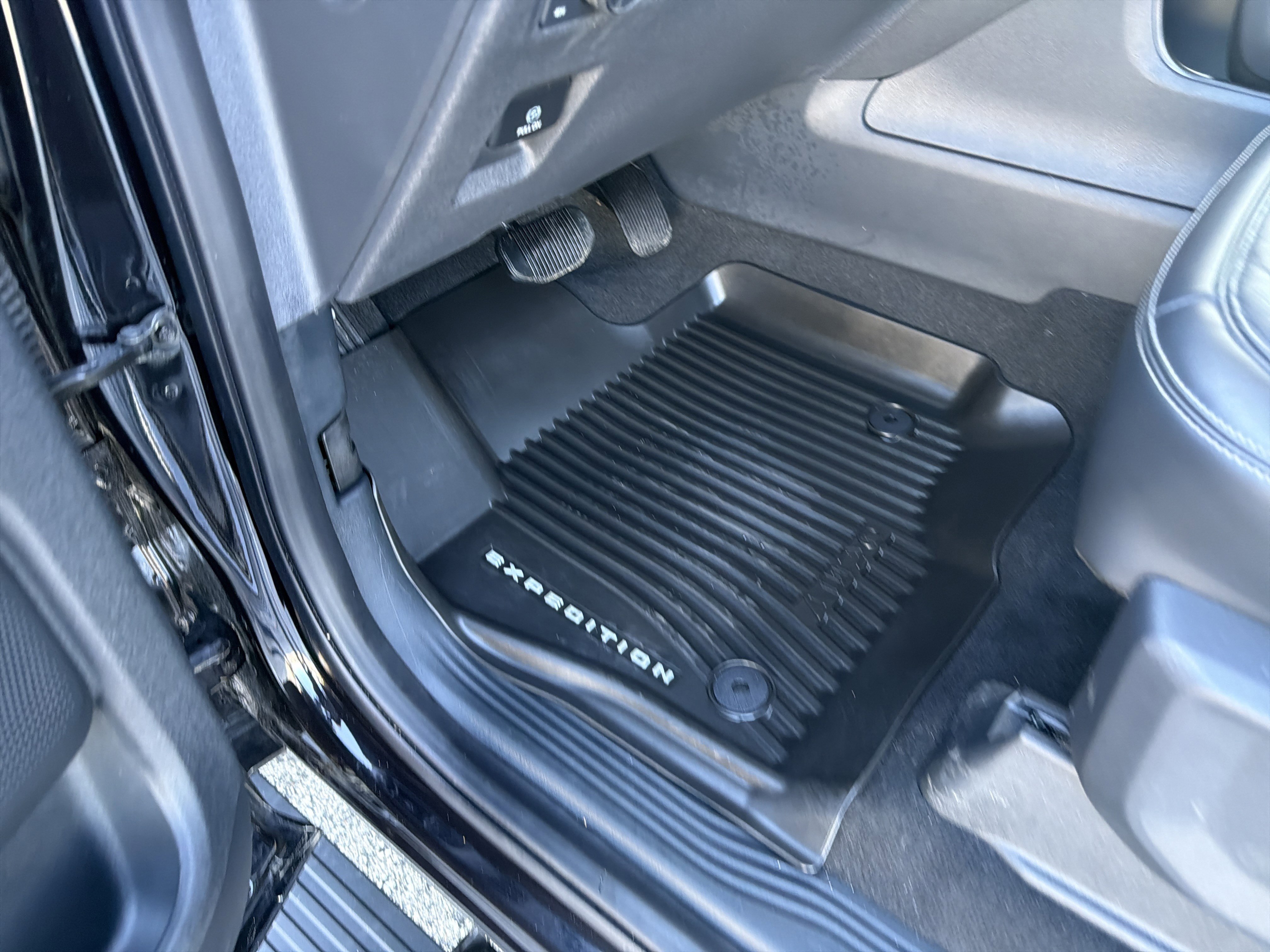 Certified 2025 Ford Expedition Platinum image 25