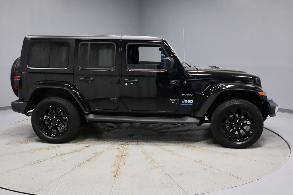 Used 2023 Jeep Wrangler Unlimited Sahara w/ Cold Weather Group AWD/4WD image 7
