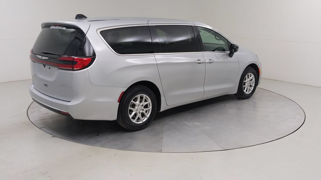 Used 2026 Chrysler Pacifica Select FWD image 13