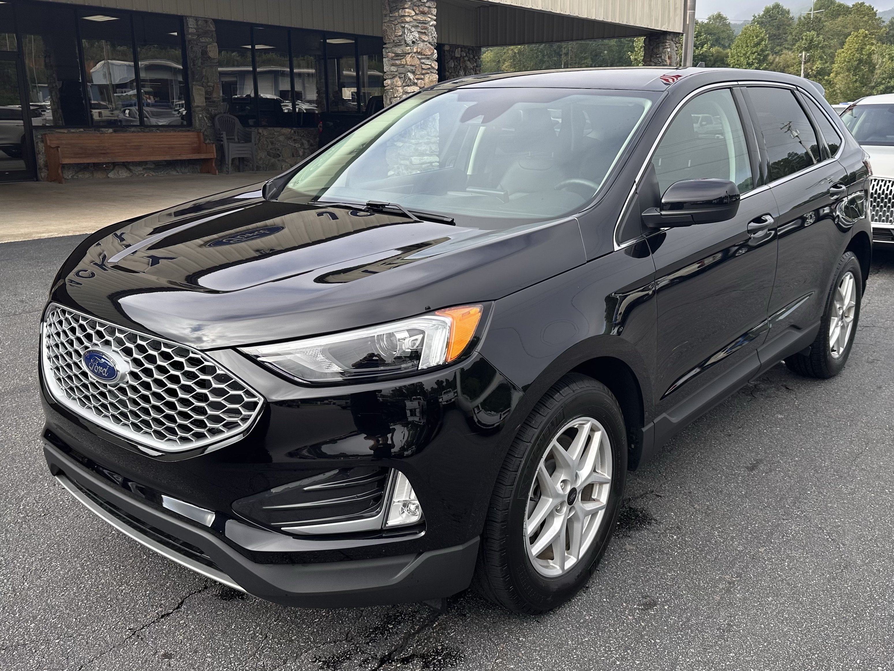 Certified 2024 Ford Edge SEL w/ Convenience Package AWD/4WD image 2