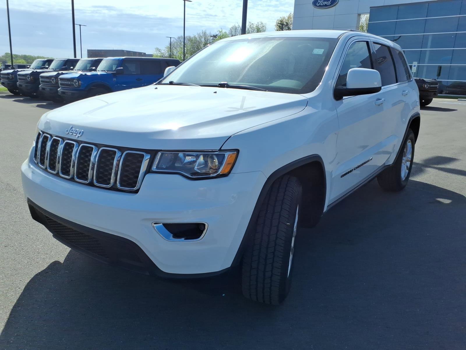 Used 2022 Jeep Grand Cherokee Laredo E RWD image 1