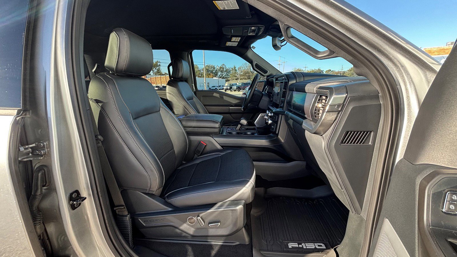 Certified 2025 Ford F150 Lariat w/ Equipment Group 502A High image 28