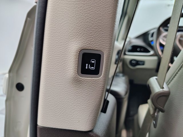 Used 2021 Chrysler Pacifica Touring-L w/ Uconnect Theater Family Group FWD image 25