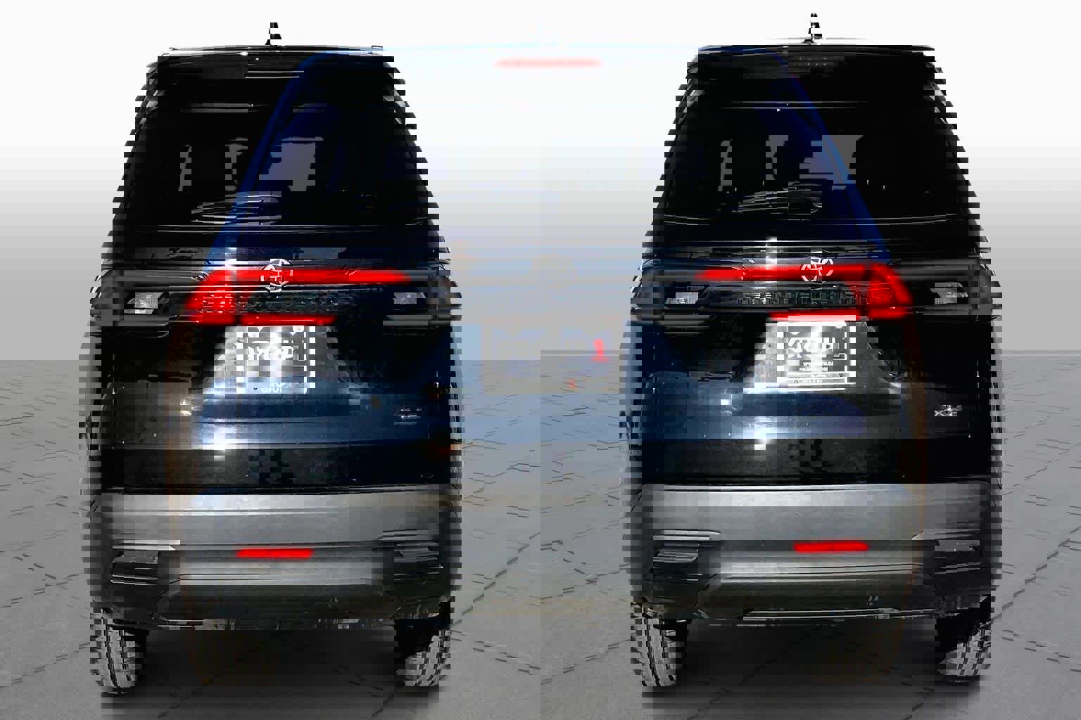 Used 2024 Toyota Grand Highlander XLE image 2