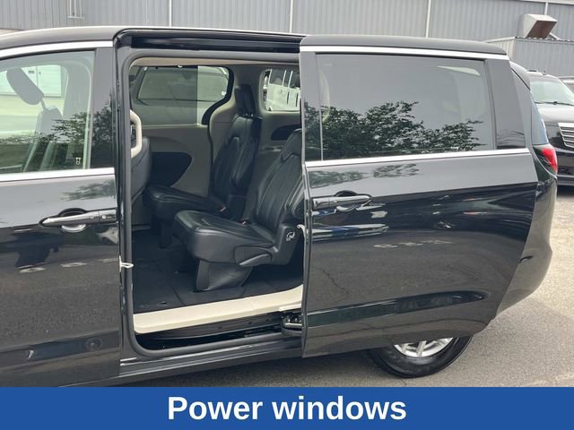 Used 2023 Chrysler Pacifica Touring-L FWD image 23
