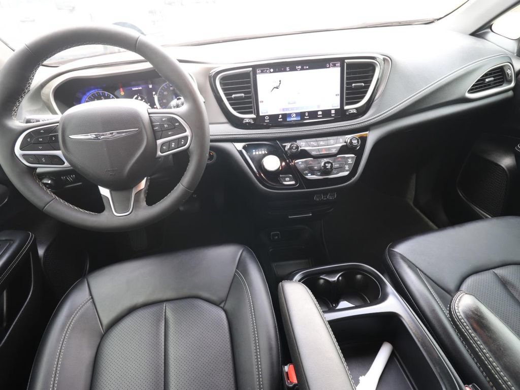 Used 2025 Chrysler Pacifica Select FWD image 6