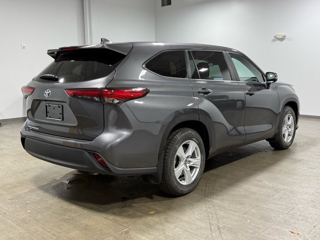 Used 2023 Toyota Highlander L image 4