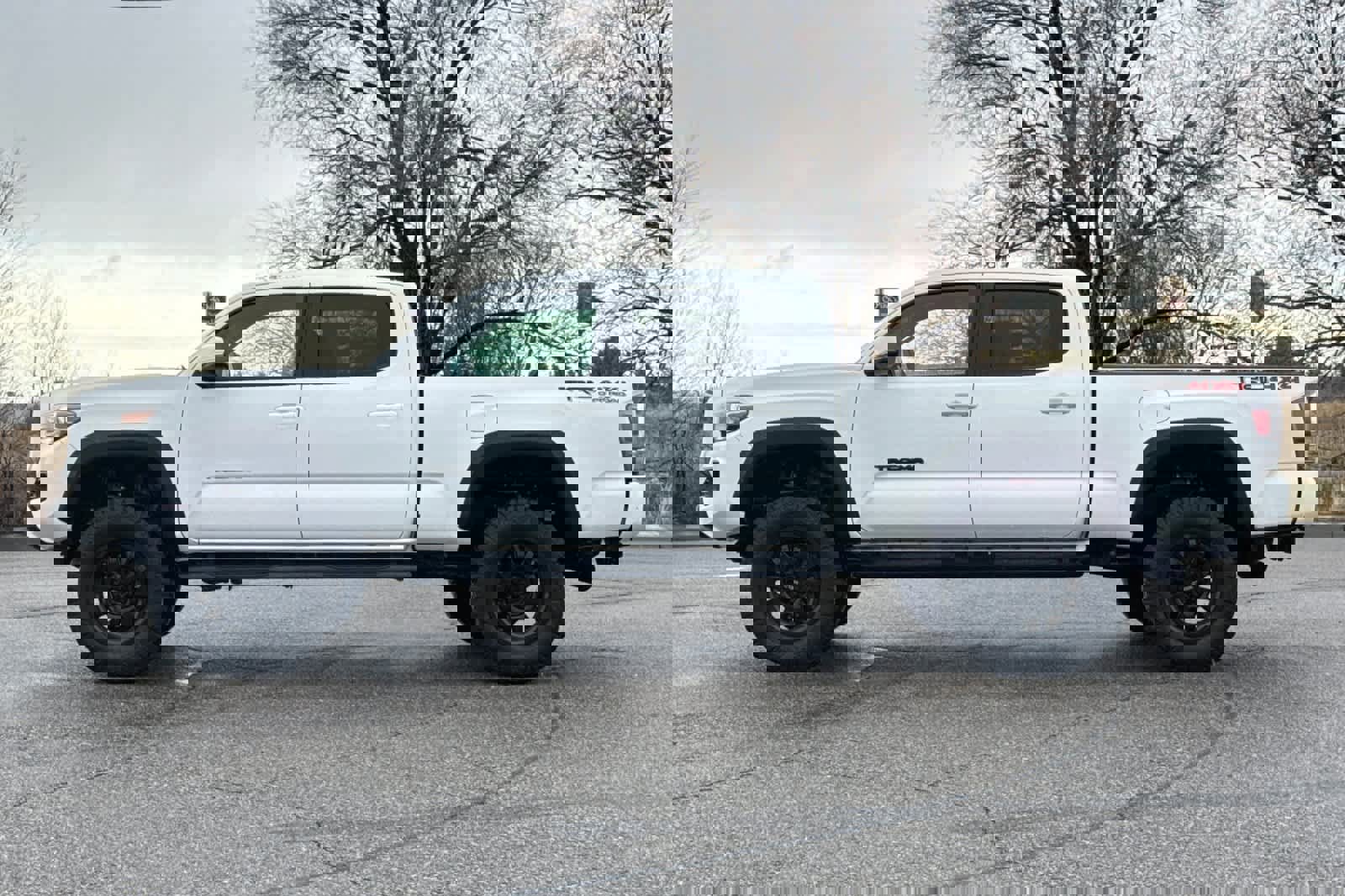 Used 2020 Toyota Tacoma TRD Off-Road image 2