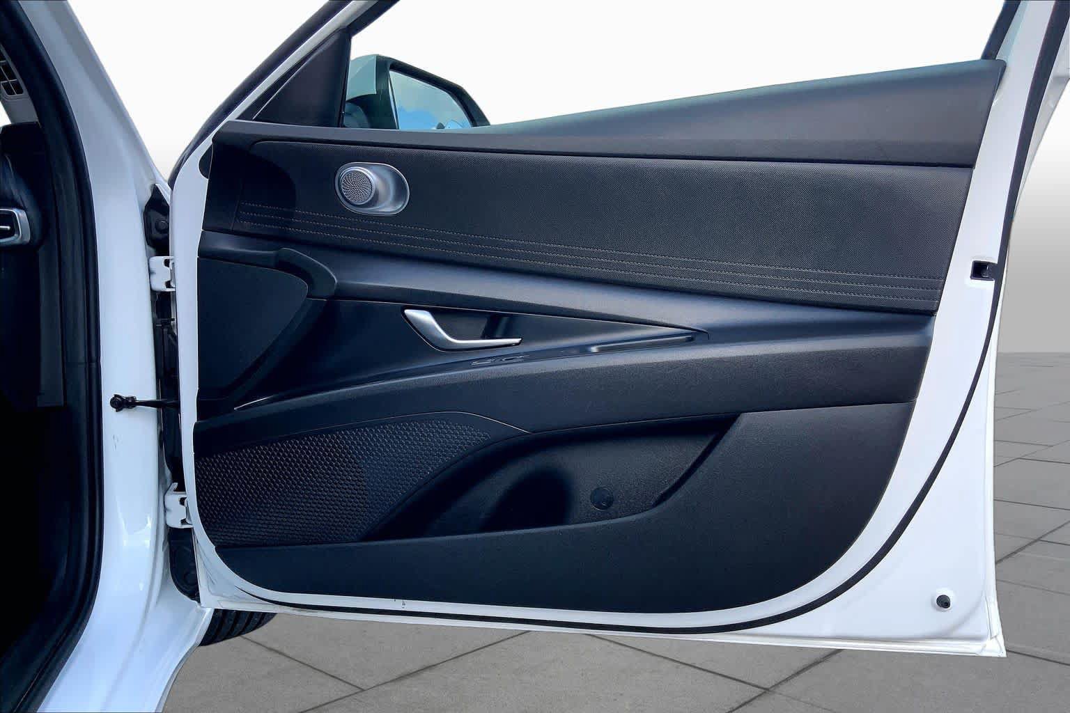 Used 2021 Hyundai Elantra SE FWD image 23