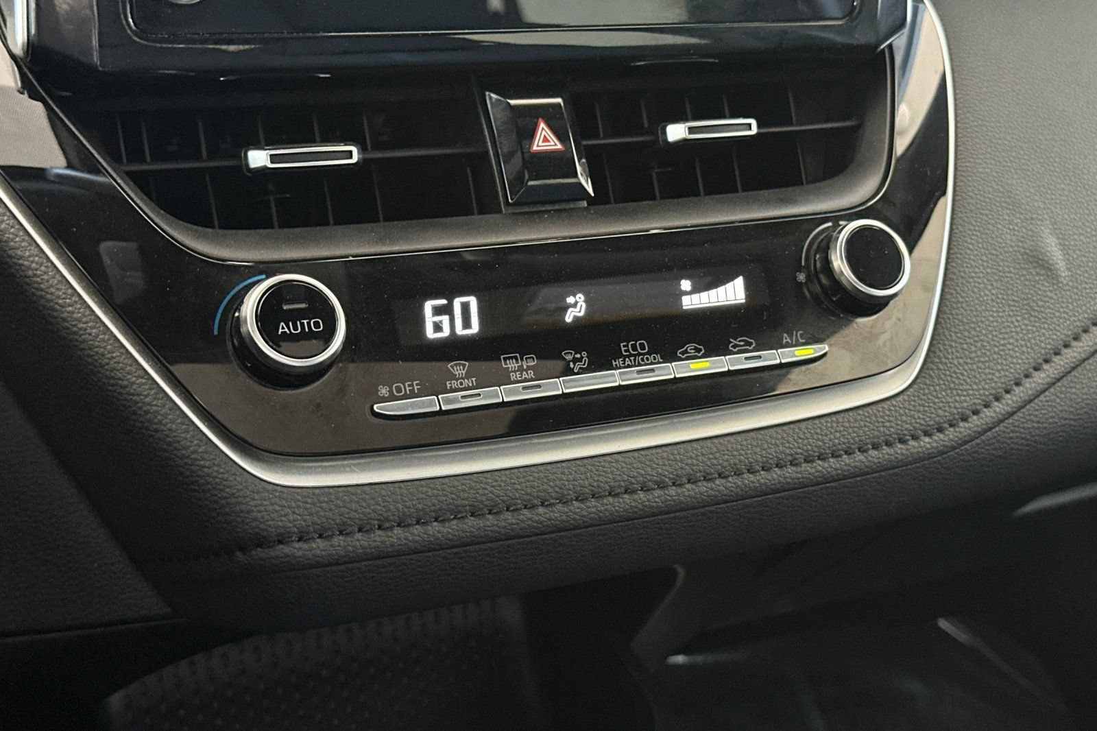 Used 2020 Toyota Corolla SE w/ SE Premium Package FWD image 18