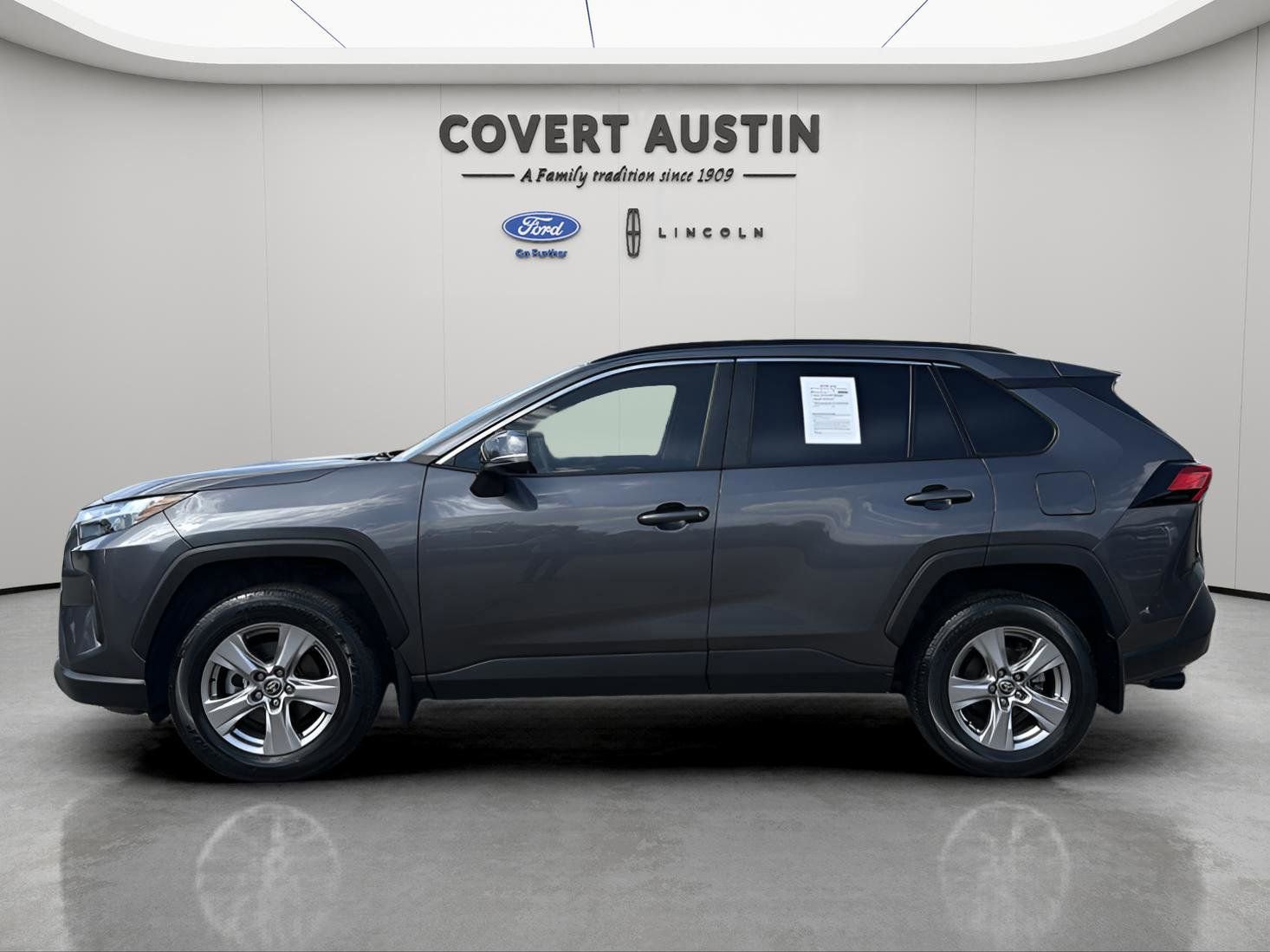 Used 2025 Toyota RAV4 XLE w/ Convenience Package image 2