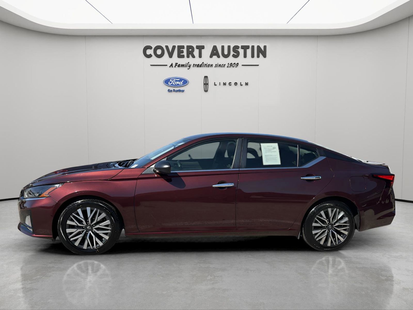 Used 2024 Nissan Altima 2.5 SV image 2