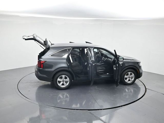 Used 2023 Kia Sorento LX image 46