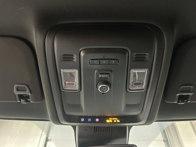 Used 2023 GMC Yukon SLT AWD/4WD image 3