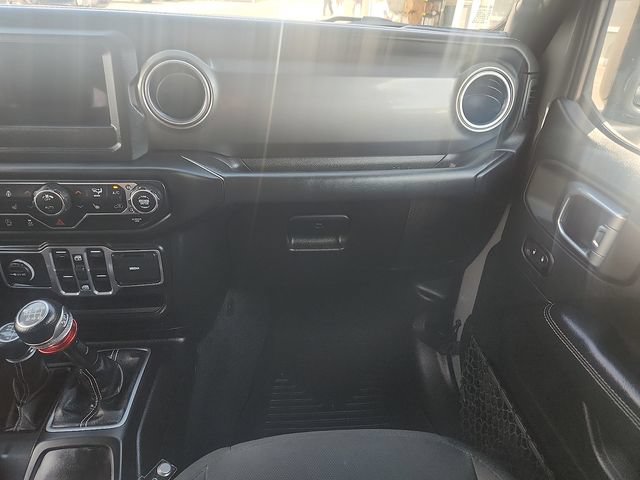 Used 2018 Jeep Wrangler Unlimited Sahara w/ Cold Weather Group AWD/4WD image 10
