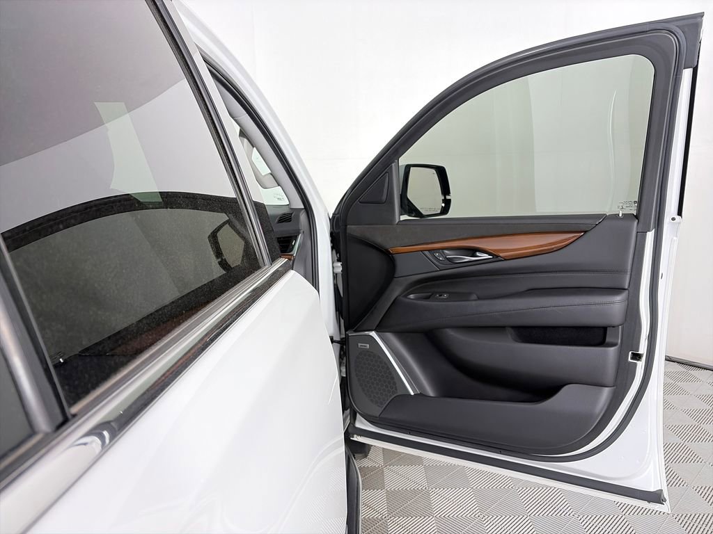 Used 2019 Cadillac Escalade Luxury AWD/4WD image 32