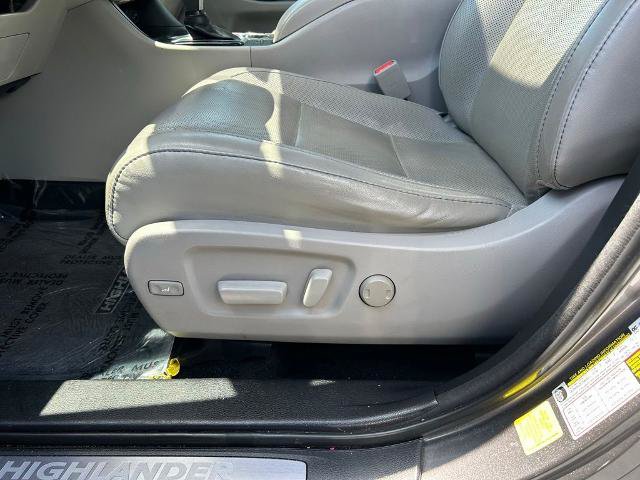 Used 2018 Toyota Highlander Limited Platinum FWD image 16