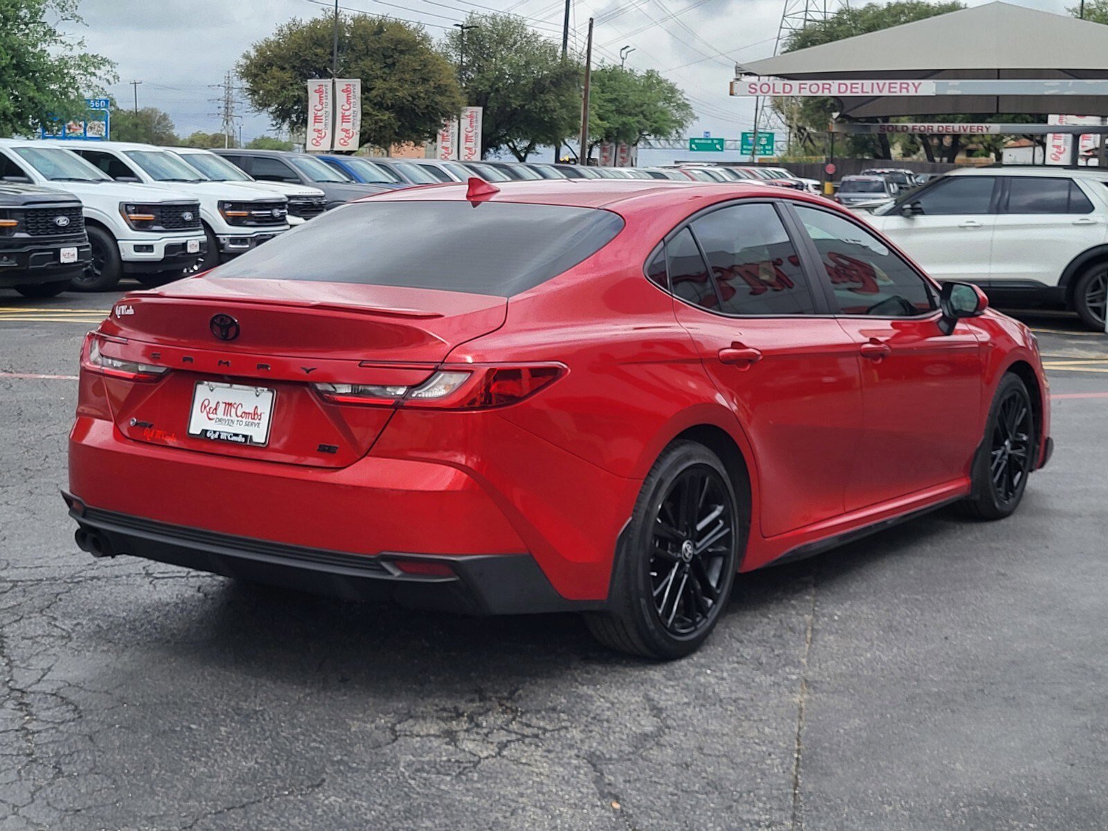 Used 2025 Toyota Camry SE w/ Convenience Package image 3