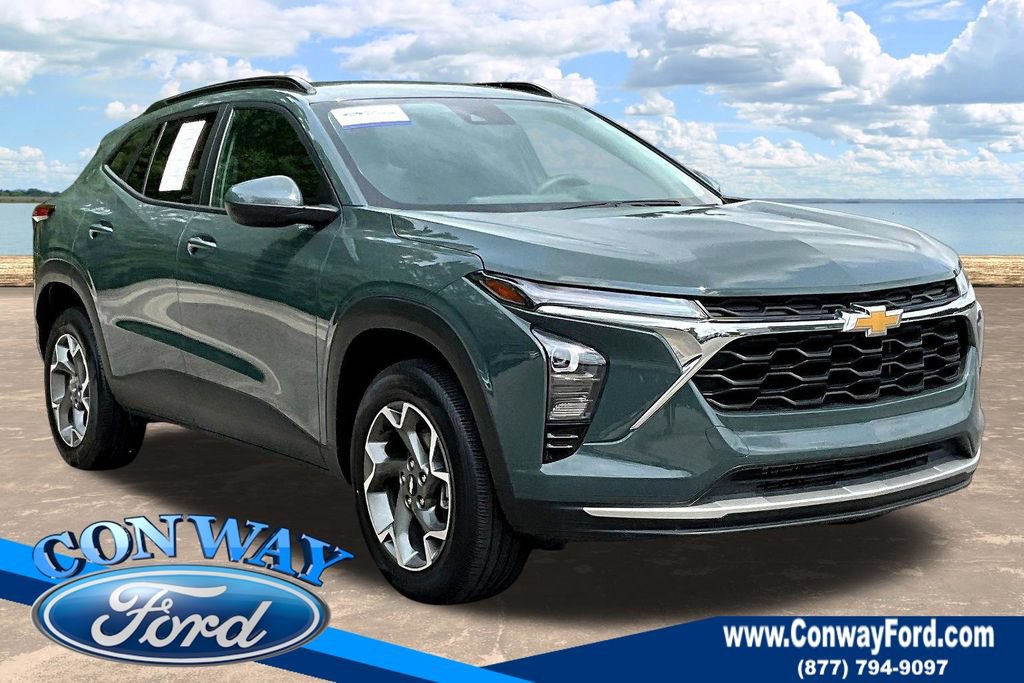 Used 2025 Chevrolet Trax LT FWD image 1
