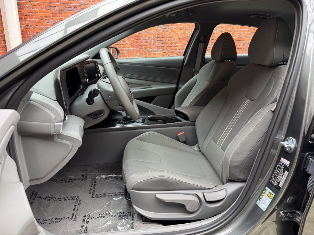 Used 2025 Hyundai Elantra Sport FWD image 21