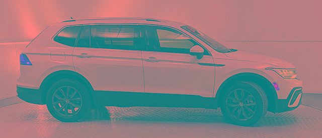 Used 2022 Volkswagen Tiguan SE image 2