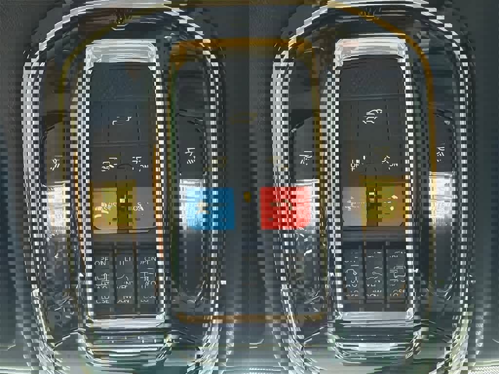 Used 2023 Jeep Grand Cherokee Summit w/ Luxury Tech Group V image 33