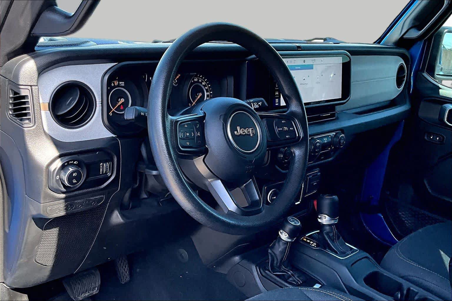 Used 2025 Jeep Gladiator Sport AWD/4WD image 18